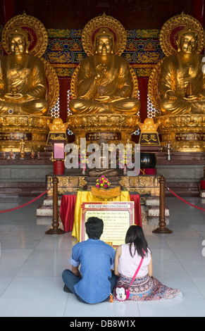 Una coppia di pregare il Buddha Foto Stock