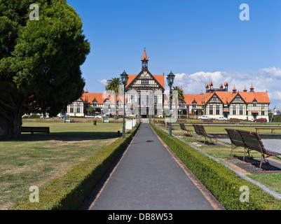 Dh Government Gardens Rotorua Nuova Zelanda Paepaekumana parco pubblico e Old Bath House Museum Tudor Hotel occupa un edificio di stile Foto Stock