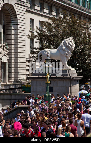La South Bank Lion statua, Westminster Bridge, Londra, Inghilterra Foto Stock
