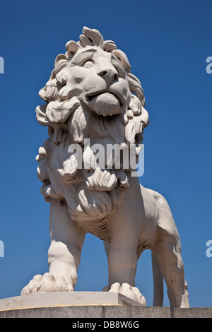 La South Bank Lion statua, Westminster Bridge, Londra, Inghilterra Foto Stock