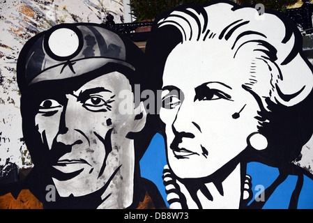 2013 Chelsea arts club parete dipinta omaggio a Margaret Thatcher e la controversia Coalminer Estate esposizione a parete esterno Foto Stock