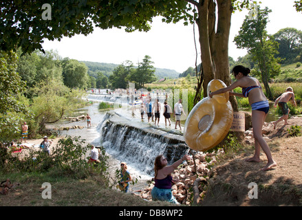 La balneazione e pagaiando a Warleigh Weir sul fiume Avon Near Bath, Somerset,R.U. Foto Stock
