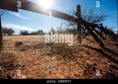 Lochiel, Arizona, Stati Uniti. Decimo Dec, 2010. La recinzione di confine vicino Lochiel, Ariz. è una combinazione del ciclone recinzioni di filo spinato e una barriera di veicolo di vecchi binari ferroviari. Lochiel utilizzato per alloggiare una porta di entrata, ma chiuse attorno al 1980, e la città fu abbandonata nel 1986. © sarà Seberger/ZUMAPRESS.com/Alamy Live News Foto Stock