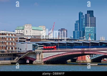 Blackfriars Bridge e la City of London skyline di Londra, Inghilterra Foto Stock