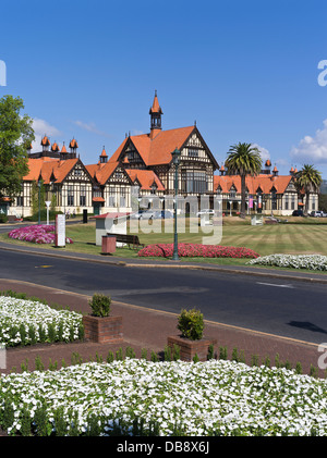 Dh Government Gardens Rotorua Nuova Zelanda Paepaekumana parco pubblico e Old Bath House Museum Tudor Hotel occupa un edificio di stile Foto Stock