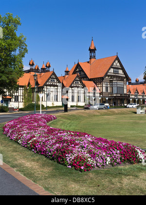 Dh Government Gardens Rotorua Nuova Zelanda Paepaekumana parco pubblico e Old Bath House Museum Tudor Hotel occupa un edificio di stile Foto Stock