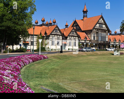 Dh Government Gardens Rotorua Nuova Zelanda Paepaekumana parco pubblico e Old Bath House Museum Tudor Hotel occupa un edificio di stile Foto Stock