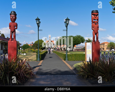 dh Government Gardens ROTORUA NEW ZEALAND Tourists maori sculture Paepaekumana parco pubblico Old Bath House Museum scultura a nord dell'isola Foto Stock