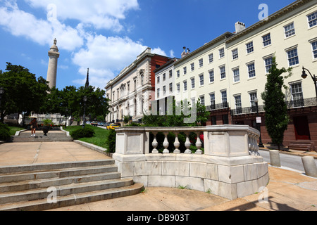 Shapiro Casa (R), Peabody Institute edificio e George Washington Monument, Washington Place, Mount Vernon, Baltimore, Maryland, Stati Uniti d'America Foto Stock