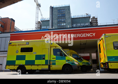 Incidente ospedaliero e ingresso di emergenza con ambulanze in attesa al di fuori del centro di malattie infettive dell'ospedale st thomas, Londra Inghilterra Regno Unito Foto Stock