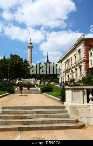 Istituto Peabody edificio e George Washington Monument, Washington Place, Mount Vernon, Baltimore, Maryland, Stati Uniti d'America Foto Stock