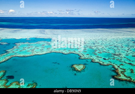 Vista aerea del "cuore Reef', una a forma di cuore la formazione di corallo a Hardys Reef. Great Barrier Reef Marine Park Foto Stock