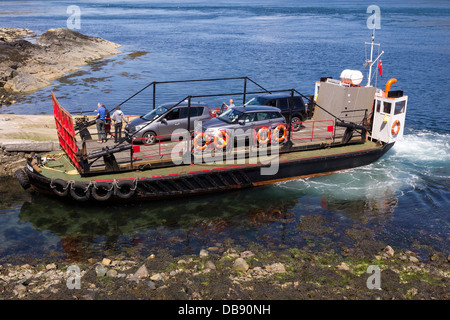 Vecchia, piccola Kylerhea a Glenelg traghetto per auto 'Glenachulish', che arrivano al molo Kylerhea, Isola di Skye, Scotland, Regno Unito Foto Stock