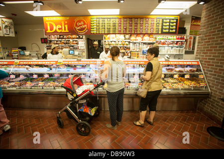 Gli amanti dello shopping nella Deli dipartimento presso il fairway supermercato nel quartiere di Chelsea di New York Foto Stock