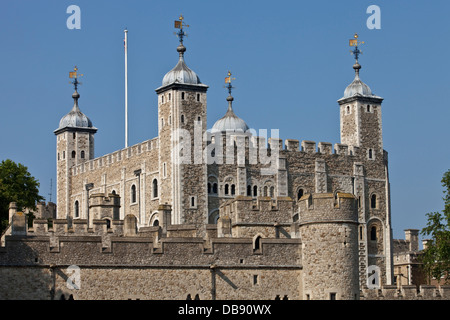 La Torre di Londra dal Tamigi, Londra, Inghilterra Foto Stock
