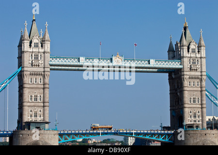 Il Tower Bridge di Londra e Bus Tour di Londra, Inghilterra Foto Stock