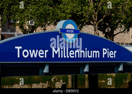 Millennium Tower Pier segno, il Tower Bridge di Londra, Inghilterra Foto Stock