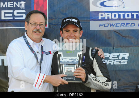 BOWMANVILLE, può., 21 lug 2013 - Mazda prototipo LITES registrato vincitore n. 14 Sean Rayhall riceve il suo trofeo presso la Mobil 1 SportsCar Grand Prix al Canadian Tire Motorsport Park (precedentemente noto come Mosport Raceway) Foto Stock