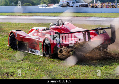 BOWMANVILLE, può., 21 lug 2013 - Il n. 34 Mazda LITES registrato Prototipo di vettura di classe di Jon Brownson subito uno shunt collassare la sua sospensione anteriore destra e provocando la sua vettura a girare a sua volta 9 presso la Mobil 1 SportsCar Grand Prix al Canadian Tire Motorsport Park (precedentemente noto come Mosport Raceway) Foto Stock