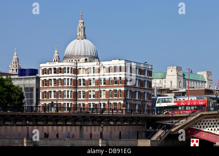 London Tour Bus attraversando il Blackfriars Bridge di Londra, Inghilterra Foto Stock