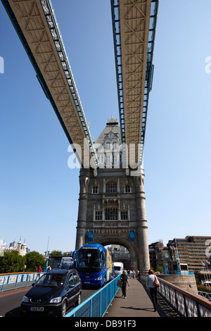 Attraversando il Tower bridge a piedi il centro di Londra Inghilterra REGNO UNITO Foto Stock