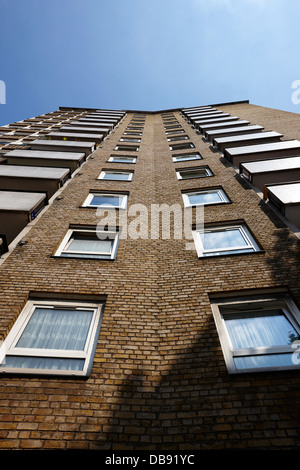 Guardando il stangate house degli anni cinquanta a torre appartamenti alloggiamento lambeth Londra Inghilterra REGNO UNITO Foto Stock