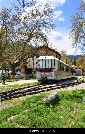 Treno greco in esecuzione sulla Scenic 750mm manometro ferrovia a cremagliera in partenza da Diakofto, una città di montagna, alla costa a Kalavryta, Peloponneso, Grecia Foto Stock