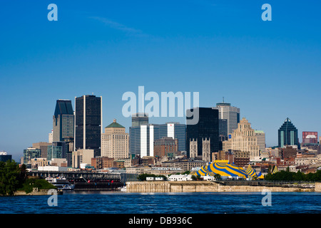 Vista sulla skyline di Montreal da attraverso il fiume San Lorenzo. Foto Stock