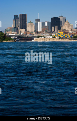 Vista sulla skyline di Montreal da attraverso il fiume San Lorenzo. Foto Stock