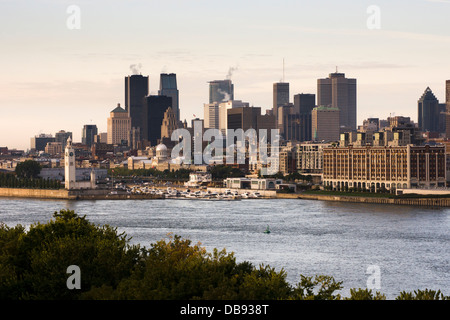 La mattina presto vista su Montreal dal Saint Helen's isola nel fiume San Lorenzo. Foto Stock