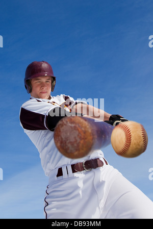 Un giocatore di baseball prendendo una oscillazione a baseball Foto Stock