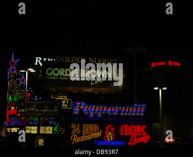 Vista notte luci al neon colorate facciate Peppermill ristorante, casinò Riviera Hotel, Golden Nugget affissioni, Strip di Las Vegas, STATI UNITI D'AMERICA Foto Stock