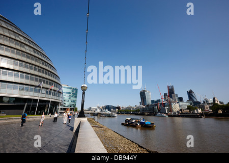 Municipio di Londra sulle rive del fiume Tamigi con vedute della città di Londra Inghilterra REGNO UNITO Foto Stock