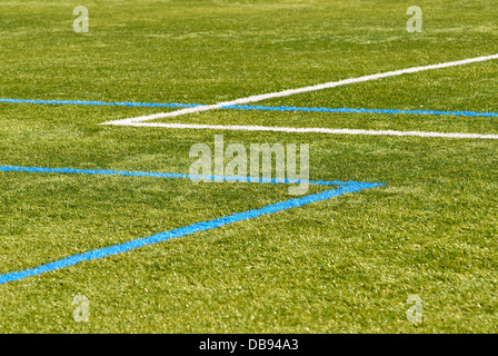 Campo di calcio linee su erba artificiale Foto Stock