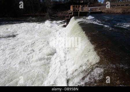 L'acqua cade al di sopra della Norland Dam in primavera. Foto Stock