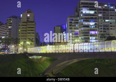 E. Villena Rey ponte illuminato di sera a Lima in Perù Foto Stock