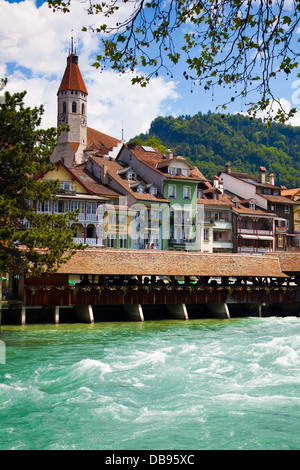 Veloce che scorre acqua del fiume Aare nella città svizzera di Thun Foto Stock