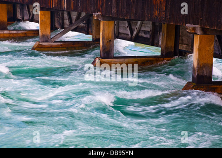 Immagine astratta di veloce che scorre acqua del fiume Aare nella città svizzera di Thun Foto Stock