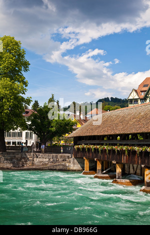 Passerella Coperta sul fiume Aare nella città svizzera di Thun Foto Stock