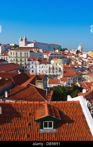 Assolato pomeriggio estivo nel quartiere di Alfama, Lisbona con il Monastero di São Vicente de Fora sulla sommità della collina. Foto Stock