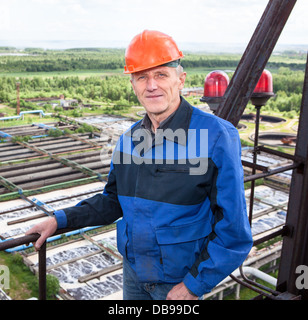 Ritratto di bello permanente del lavoratore per high altitude platform Foto Stock
