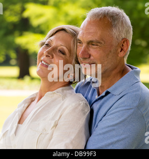 Senior coppia caucasica abbracciando nella natura Foto Stock