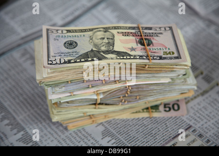 In dollari US e pagine finanziarie nel giornale Foto Stock