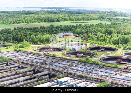 Impianto di trattamento delle acque reflue di area con round i coloni e i bacini di aerazione Foto Stock