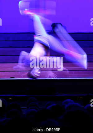 Amburgo, Germania. Xxv Luglio, 2013. I danzatori del gruppo di breakdance battenti passaggi eseguire a Schleswig-Holstein Music Festival a Laeiszhalle di Amburgo, Germania, 25 luglio 2013. I danzatori del progetto 'Red Bull Flying Bach' ballato coreografie di musiche di Johann Sebastian Bach. Foto: Christian Charisius/dpa/Alamy Live News Foto Stock