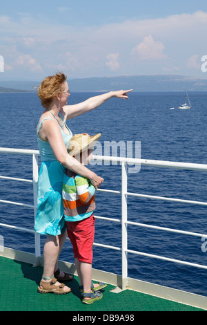 La madre e il figlio, traghetto da Krk Isola di Cres Isola, golfo di Kvarner, Croazia Foto Stock