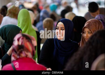 Hannover, Germania. Xxv Luglio, 2013. Le donne musulmane raccogliere e attendere la rottura di fast (il Ramadan) presso la lunga notte di incontri a Hannover, Germania, 25 luglio 2013. Durante il Ramadan, musulmani fast dall'alba fino al tramonto e di astenersi dal mangiare e dal bere. Foto: Sebastian Kahnert/dpa/Alamy Live News Foto Stock