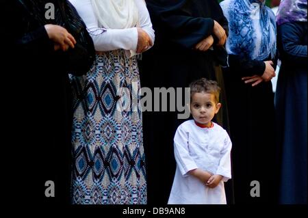 Hannover, Germania. Xxv Luglio, 2013. Hamsa (2) sorge nella parte anteriore delle donne musulmane durante una preghiera della sera alla fine del Ramadan presso la lunga notte di incontri a Hannover, Germania, 25 luglio 2013. Durante il Ramadan, musulmani fast dall'alba fino al tramonto e di astenersi dal mangiare e dal bere. Foto: Sebastian Kahnert/dpa/Alamy Live News Foto Stock