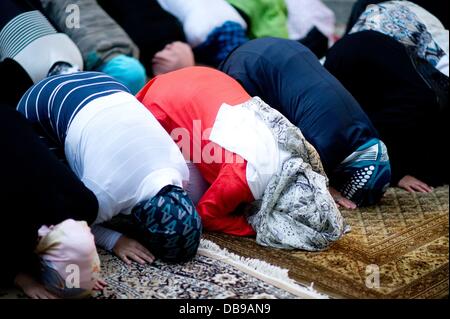 Hannover, Germania. Xxv Luglio, 2013. Le donne musulmane pregare per la fine del Ramadan presso la lunga notte di incontri a Hannover, Germania, 25 luglio 2013. Durante il Ramadan, musulmani fast dall'alba fino al tramonto e di astenersi dal mangiare e dal bere. Foto: Sebastian Kahnert/dpa/Alamy Live News Foto Stock