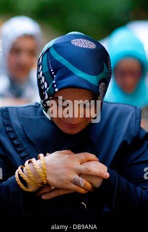 Hannover, Germania. Xxv Luglio, 2013. Le donne musulmane pregare la preghiera della sera alla fine del Ramadan presso la lunga notte di incontri a Hannover, Germania, 25 luglio 2013. Durante il Ramadan, musulmani fast dall'alba fino al tramonto e di astenersi dal mangiare e dal bere. Foto: Sebastian Kahnert/dpa/Alamy Live News Foto Stock